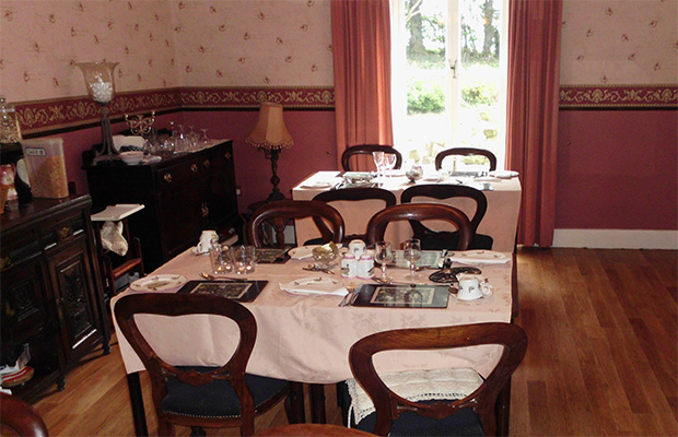 Fully equipped dining room